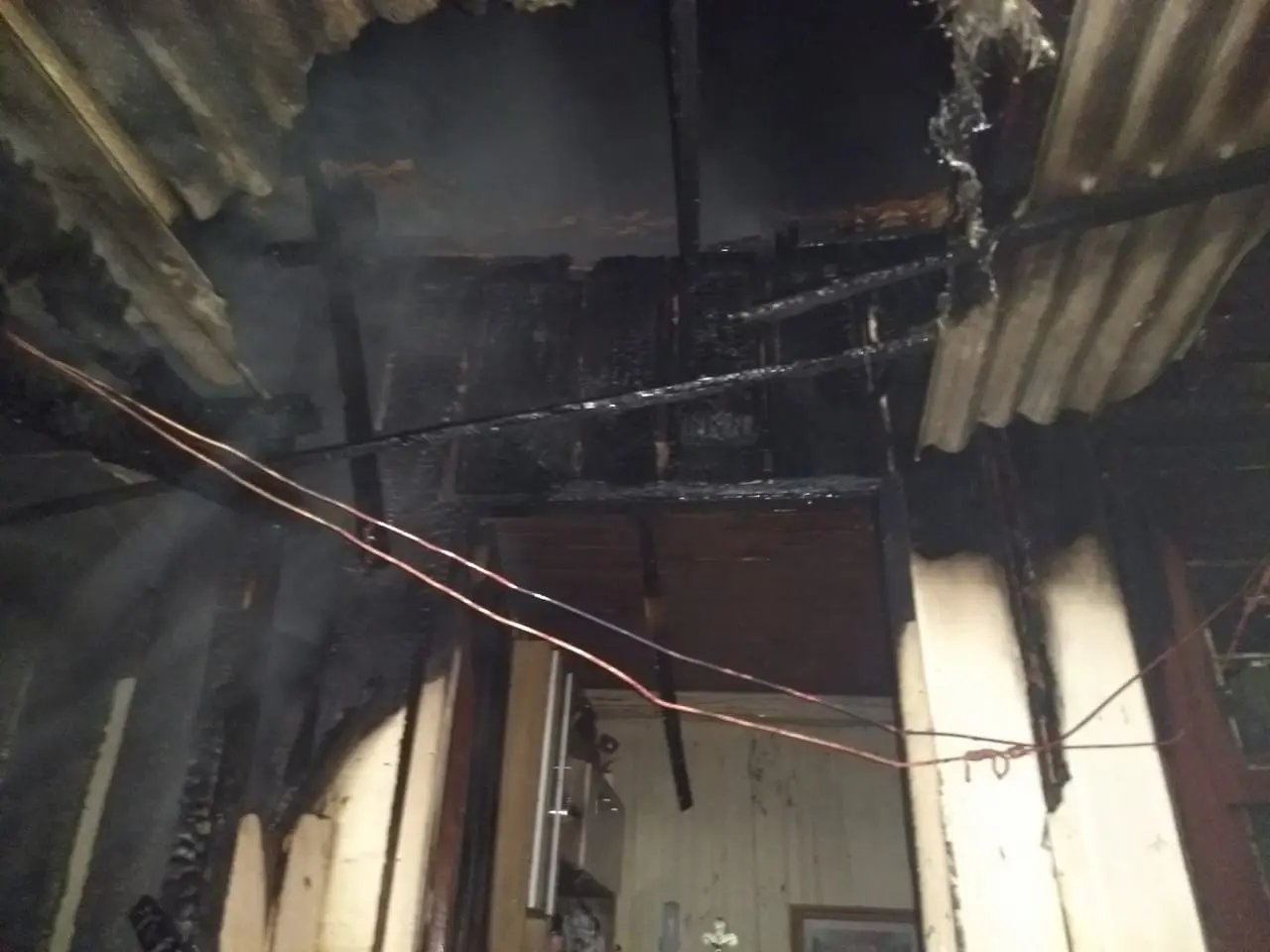 Casa de madeira pega fogo durante a madrugada