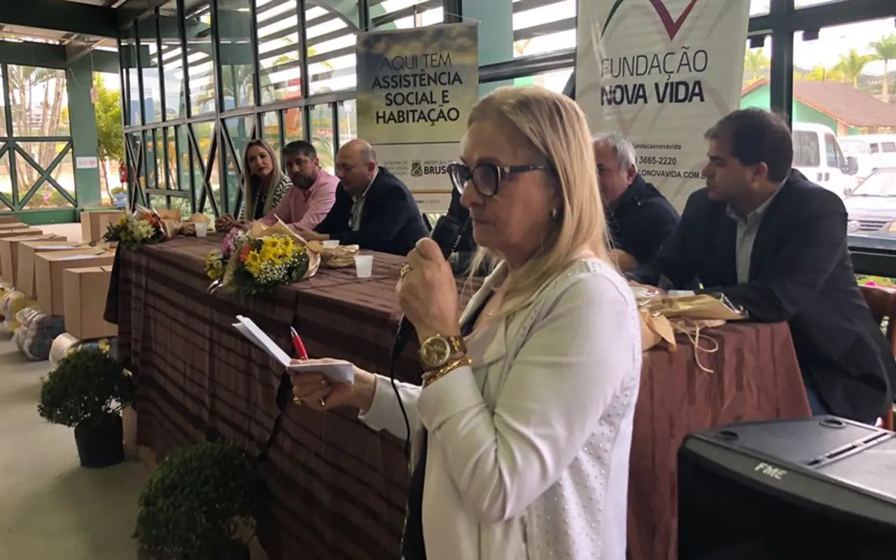 Grupos de idosos recebem materiais da Fundação Nova Vida