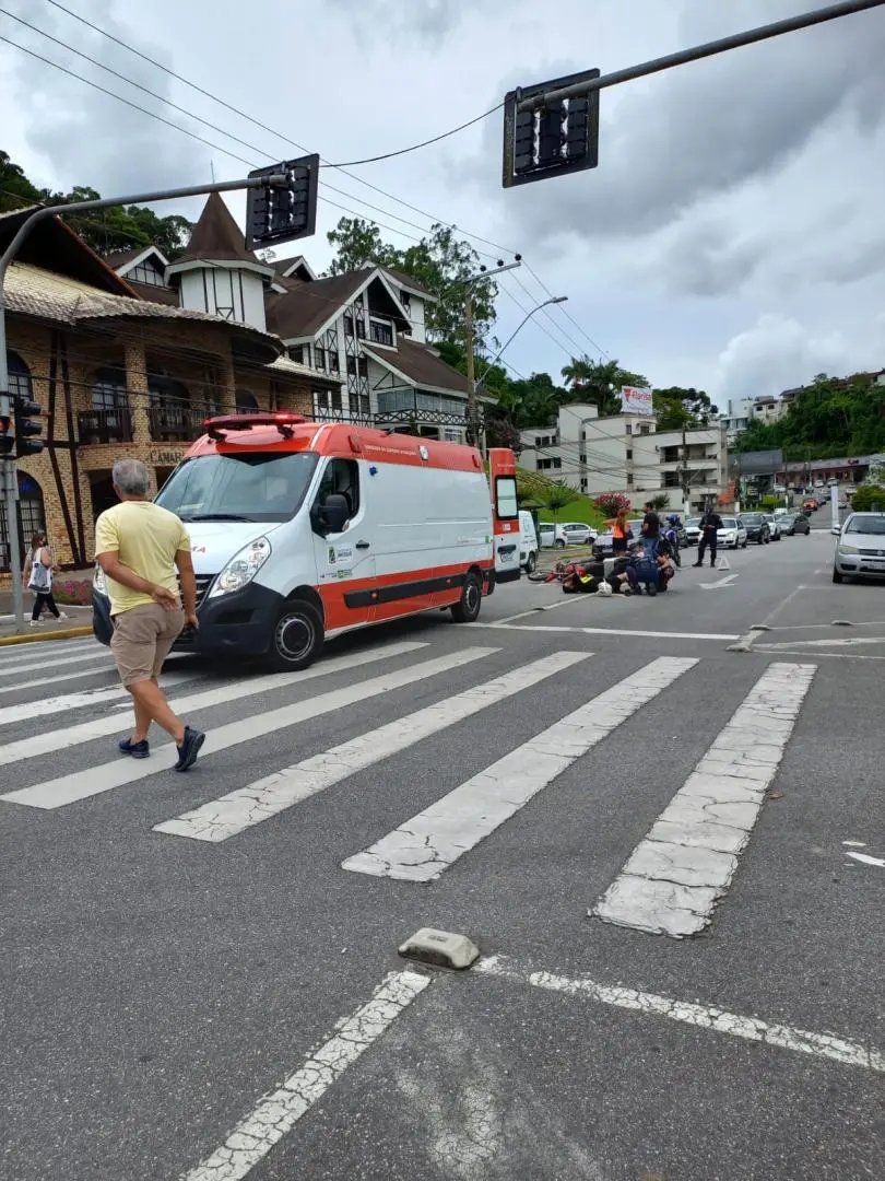 Colis&atilde;o entre carro &eacute; moto deixa homem ferido, no Centro de Brusque