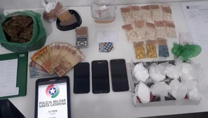 PM apreende R$ 80 mil em drogas ao frustrar entrega