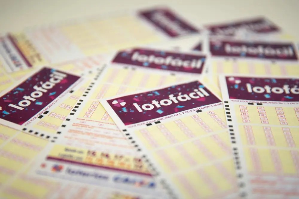 Trinta e três apostas levam R$ 2,7 mi cada uma na Lotofácil 