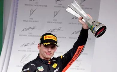 Verstappen estraga festa da Mercedes e vence GP dos 70 anos da F1