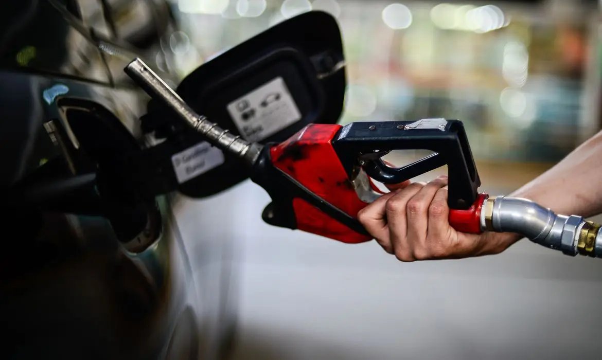 Petrobras anuncia primeiro aumento do ano nos pre&ccedil;os da gasolina e diesel 