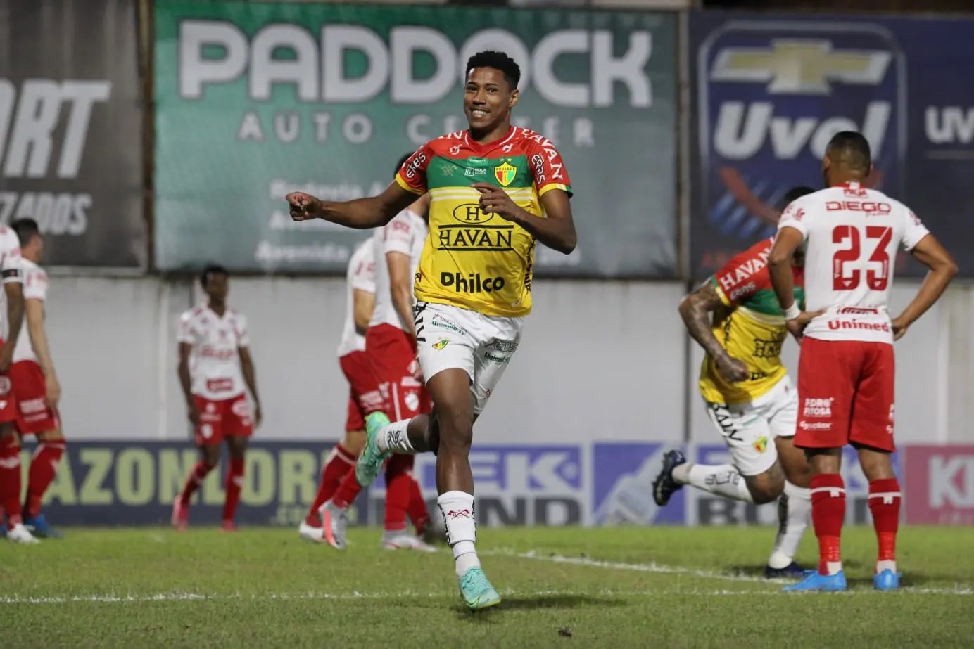 Maur&iacute;cio Garcez se despede do Brusque para jogar em time da Bulg&aacute;ria