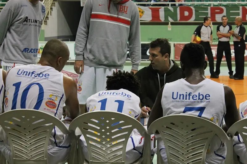 Estreia com derrota para