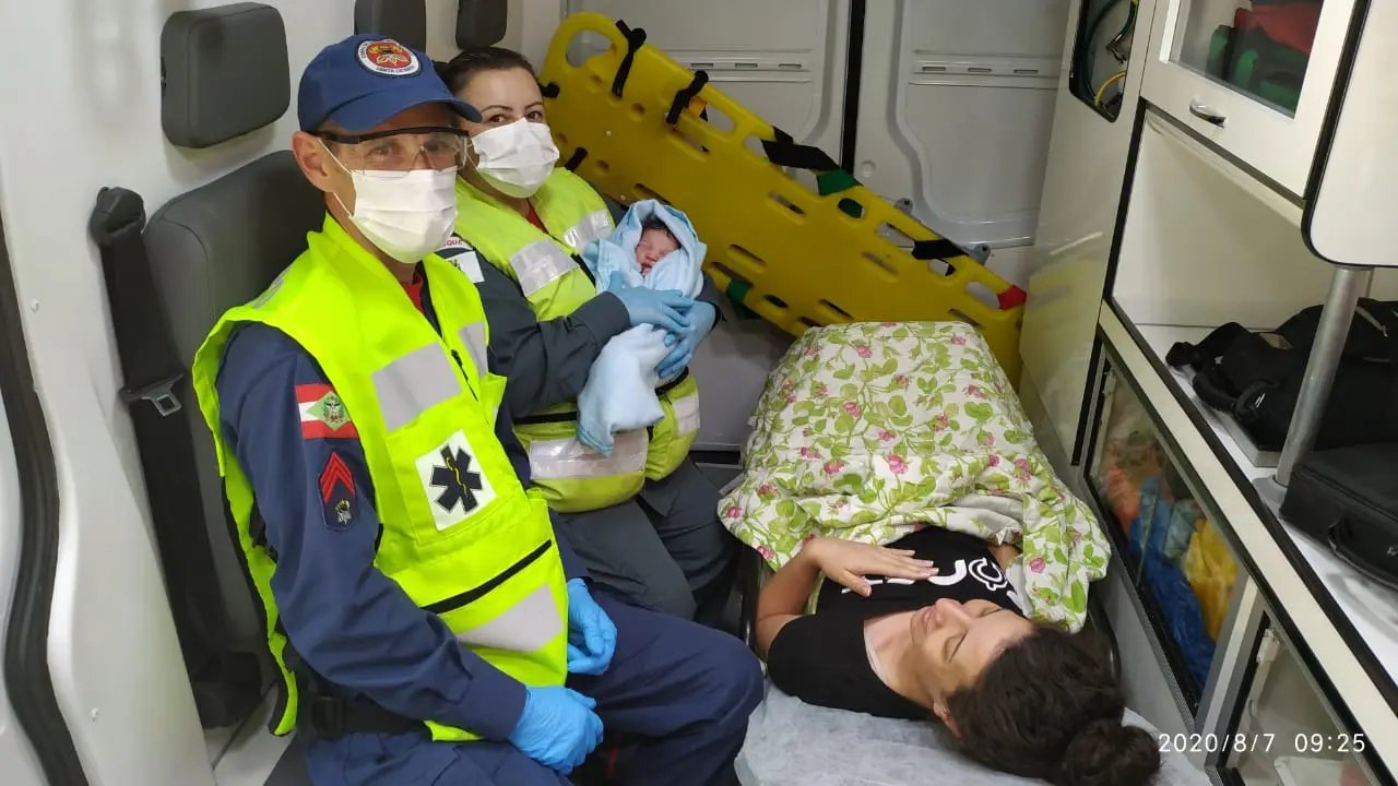 Gestante n&atilde;o chega em tempo no hospital e bombeiros fazem parto