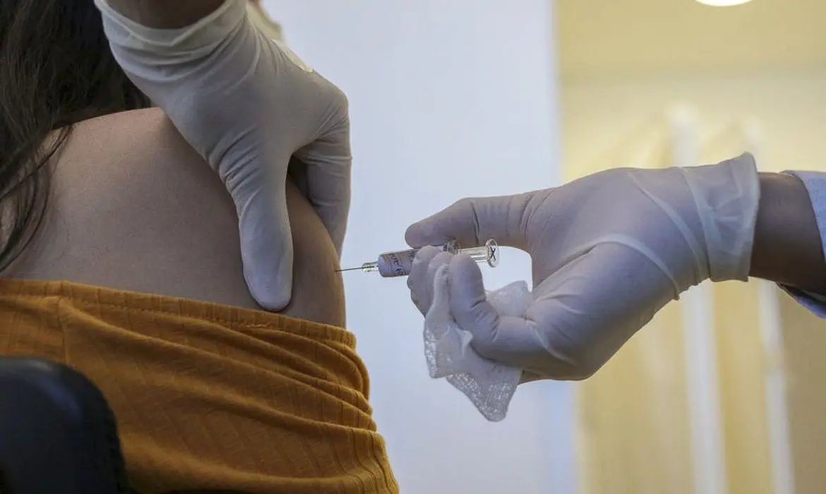 Hospital come&ccedil;a testes de vacina contra Covid-19