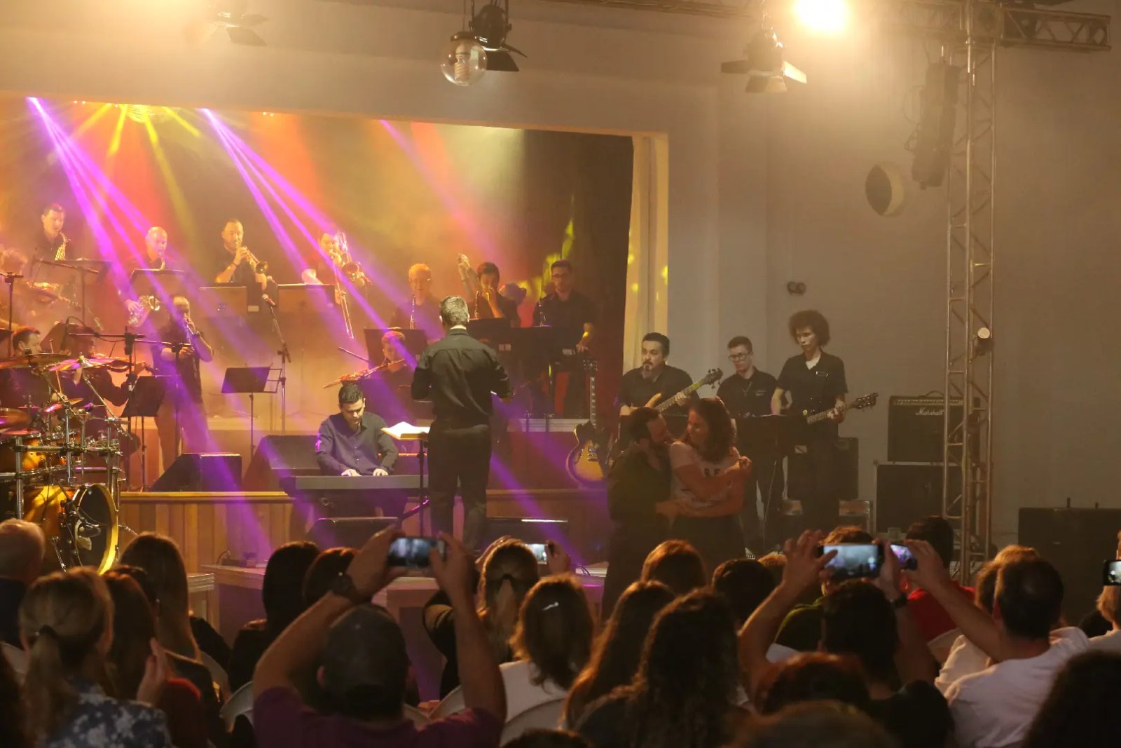 Show Embalos de Sábado à Noite encerra VI Mostra de Arte e Cultura
