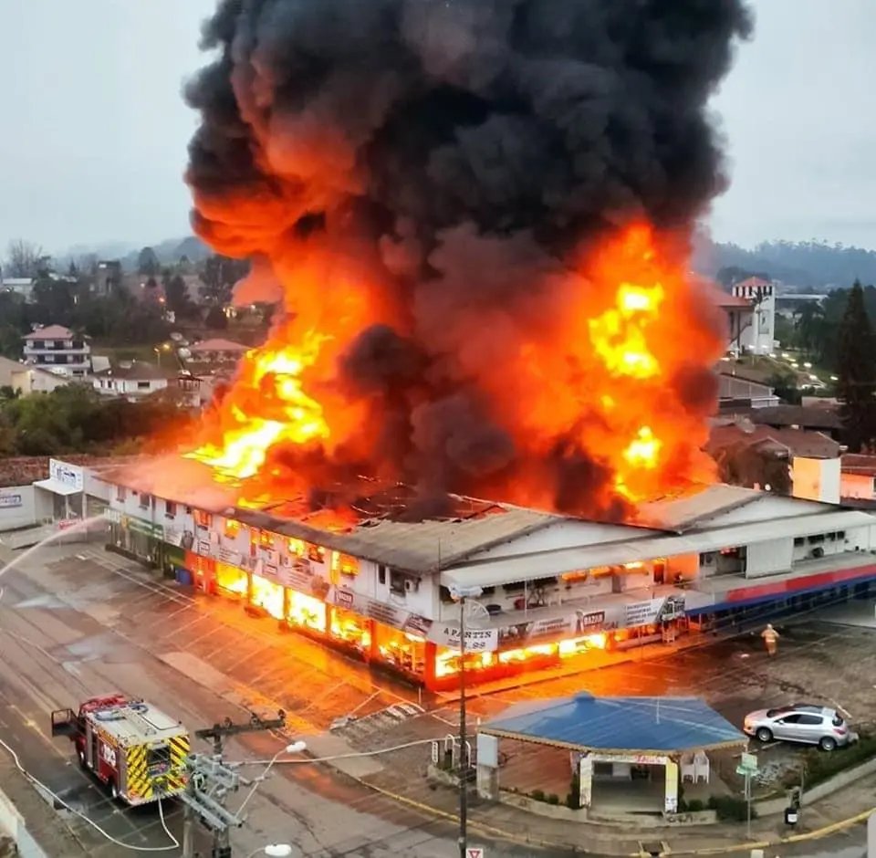 (V&Iacute;DEO) Inc&ecirc;ndio de grandes propor&ccedil;&otilde;es destroi loja