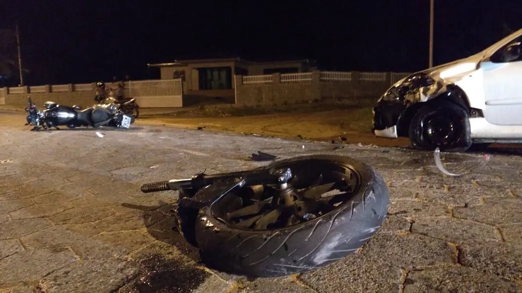 Motocicleta e carro de Brusque colidem de frente em Guabiruba