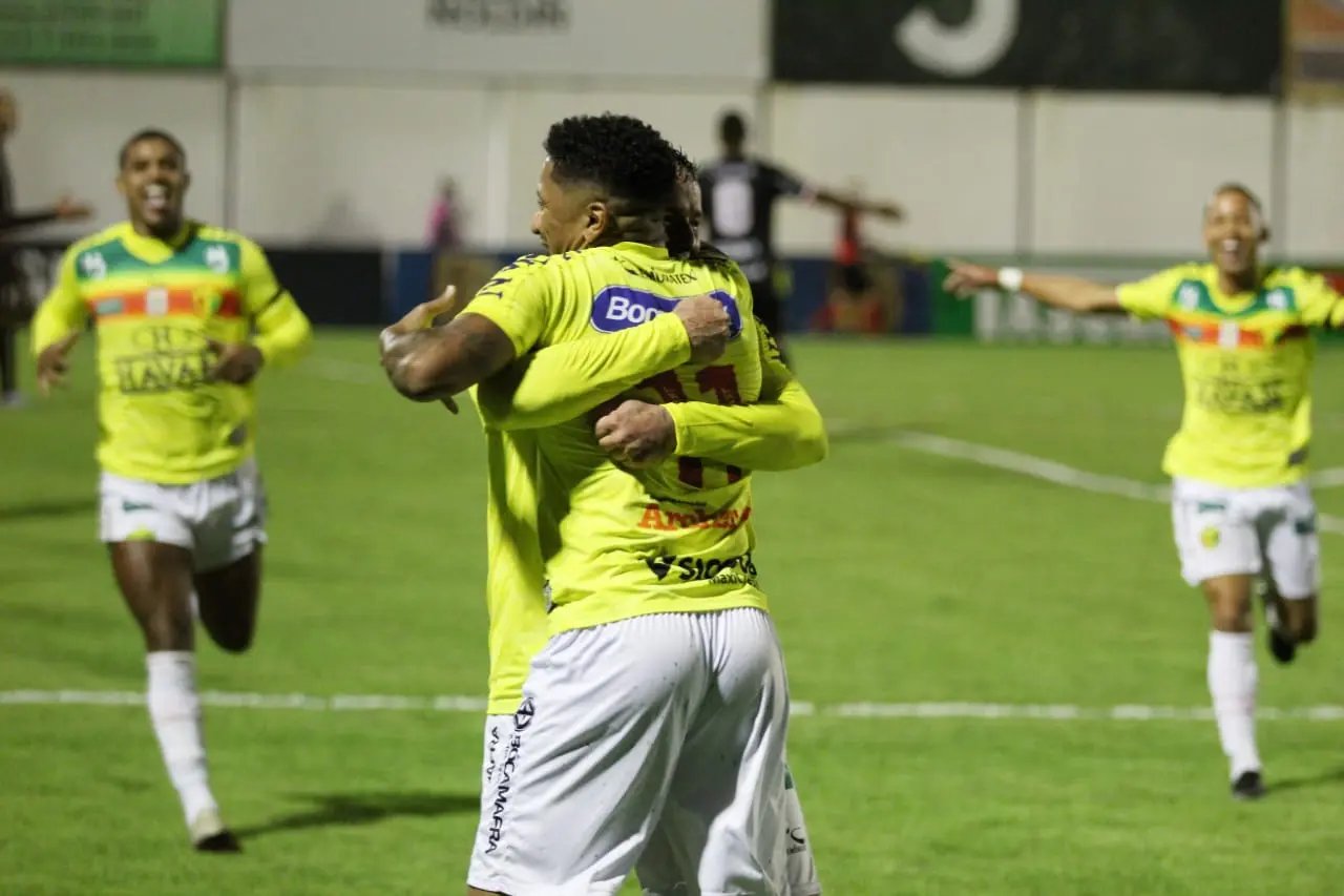 Brusc&atilde;o bate o Joinville e vai &agrave; semifinal do Catarinense