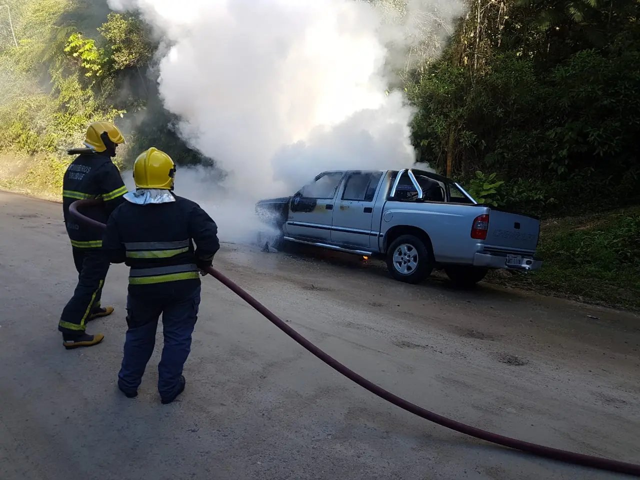 Camioneta pega fogo e motorista fica no prejuízo