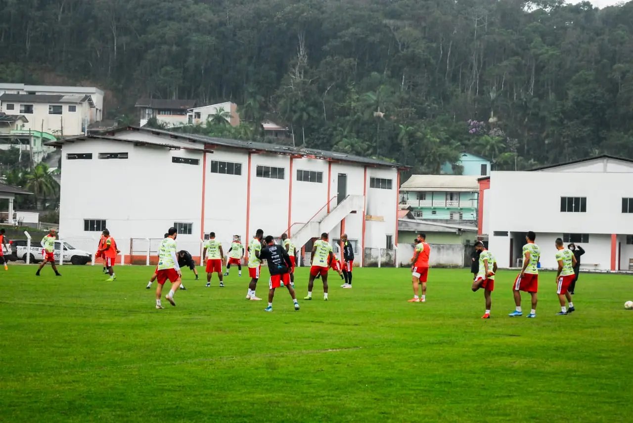 Ter&ccedil;a-feira de treino intenso para enfrentar o Joinville