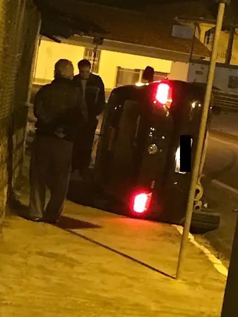 Carro capota na curva da Boa Parada