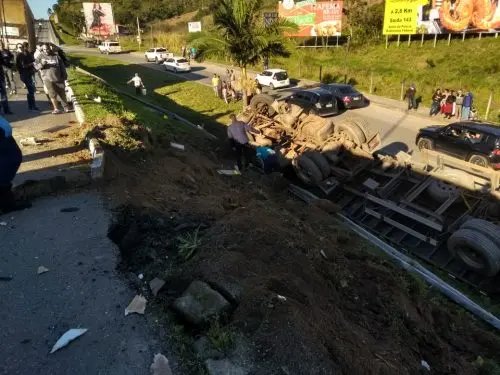 Caminhão carregado de azulejos tomba depois de bater em seis carros na BR-101 