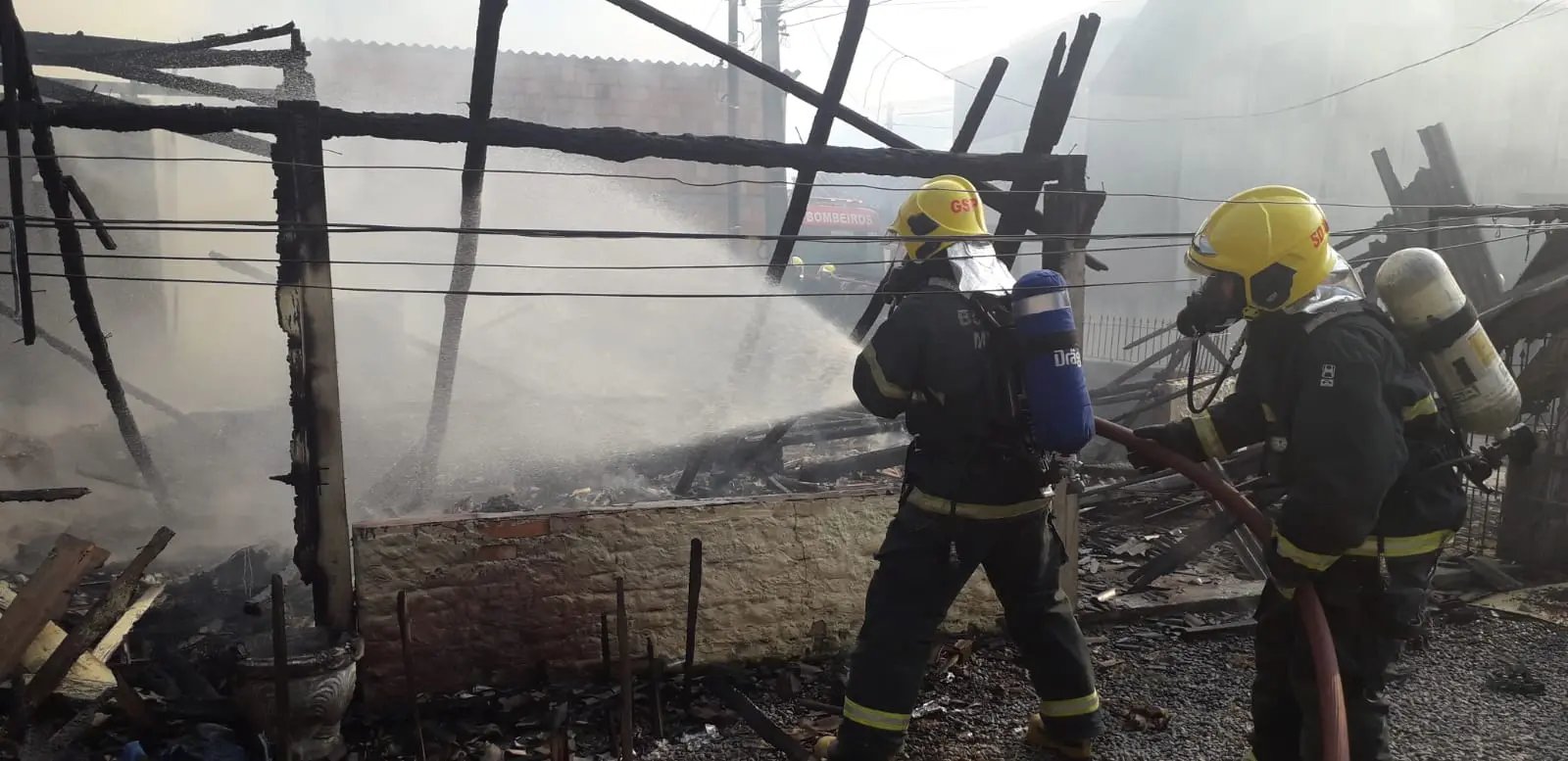 Inc&ecirc;ndio atinge duas casas, em Gaspar