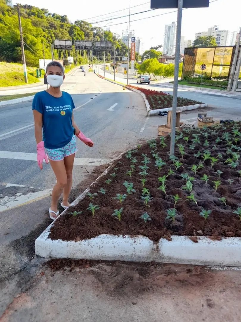 Turista fica encantada com a &ldquo;cidade florida&rdquo; e ajuda a plantar flores em canteiros de Brusque
