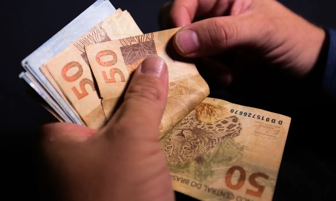 Bolsonaro assina MP que eleva sal&aacute;rio m&iacute;nimo para R$ 1.212