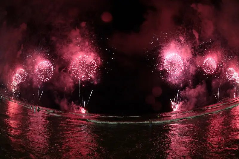 Balne&aacute;rio Cambori&uacute; retoma queima de fogos para virada do ano