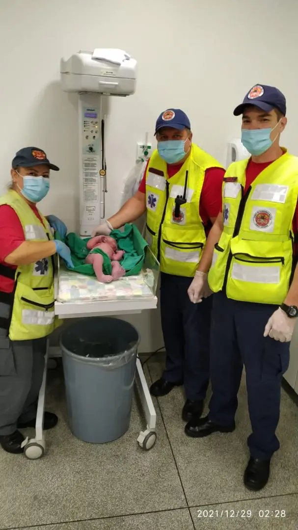Crian&ccedil;a nasce em cima de maca dos Bombeiros a caminho do hospital em Brusque 