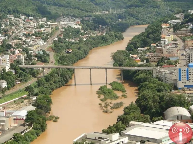 Oito municípios suspendem aulas
