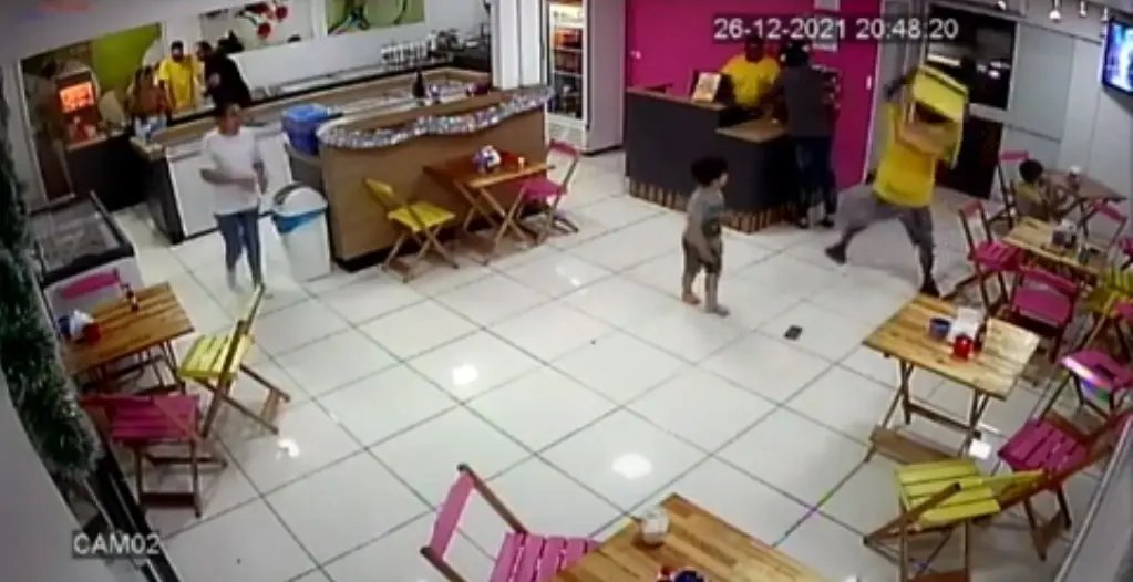 (V&iacute;deo) Imagens mostram momento que funcion&aacute;rios rendem assaltante, no Santa Rita