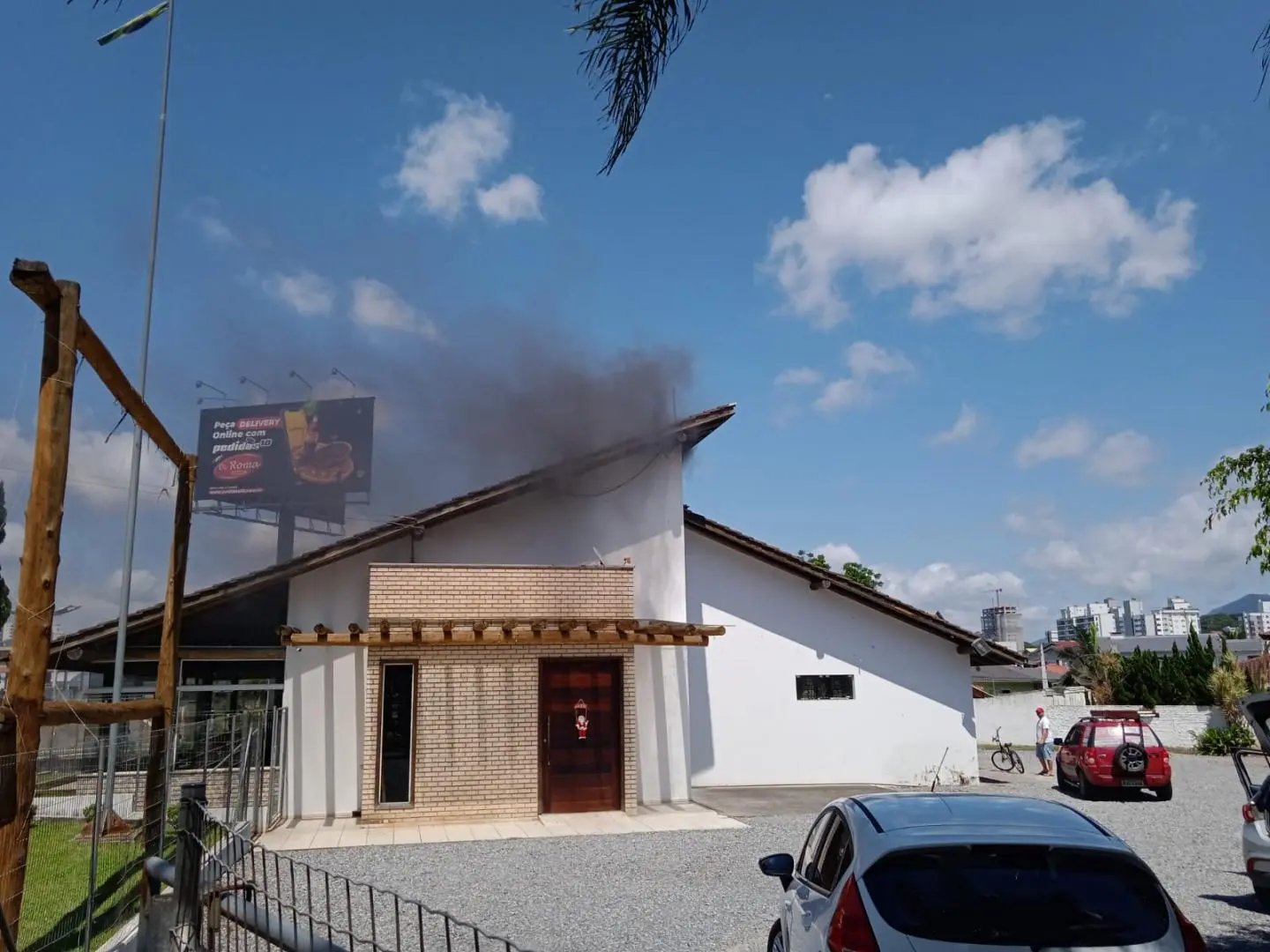 Homem &eacute; hospitalizado ap&oacute;s acidente seguido de inc&ecirc;ndio, no Santa Rita