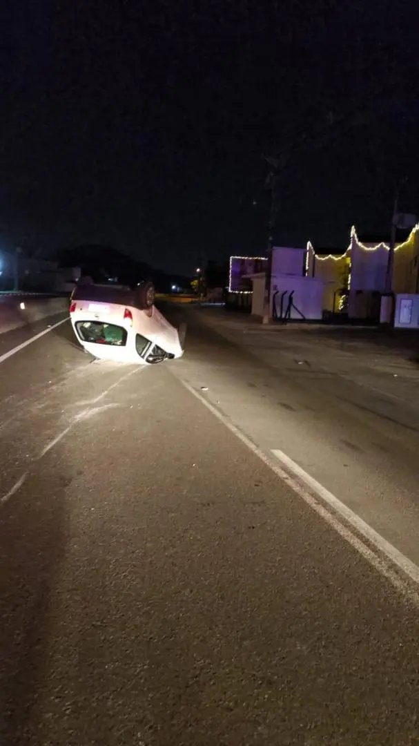 Celta capota e deixa homem ferido 