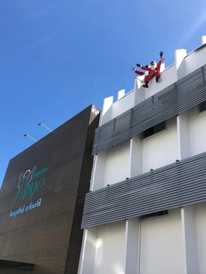Papais No&eacute;is descem de rappel para visitar crian&ccedil;as internadas