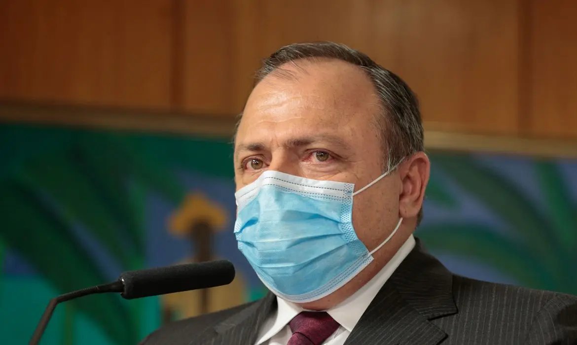 Ex-ministro Pazuello &eacute; hospitalizado ap&oacute;s acidente de moto no Rio