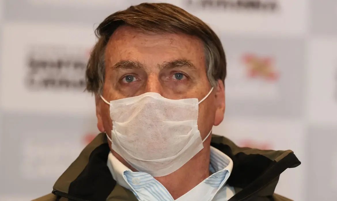 Bolsonaro faz mais um teste de Covid-19 e continua infectado