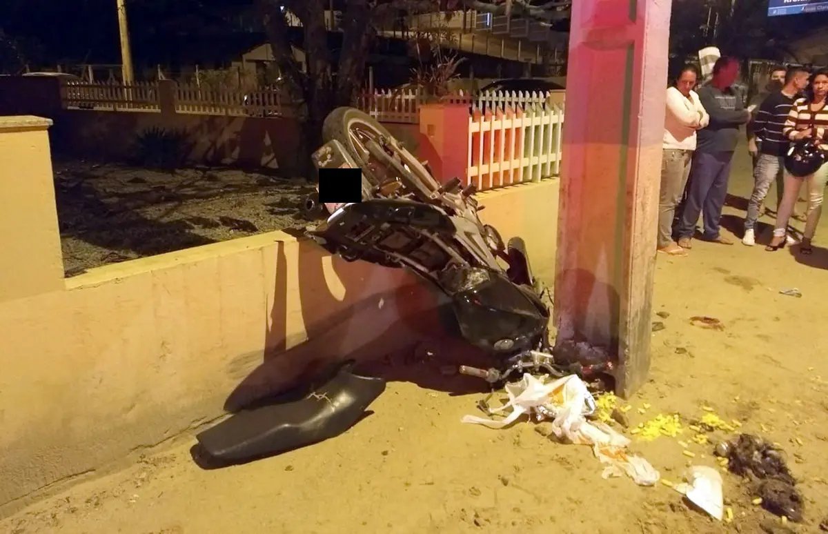 Rapaz vítima de acidente no domingo continua internado