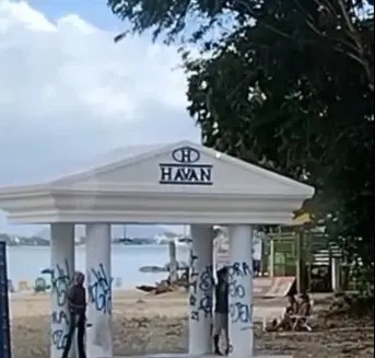 (V&iacute;deo) Chuveiro da Havan sofre vandalismo em Florian&oacute;polis 
