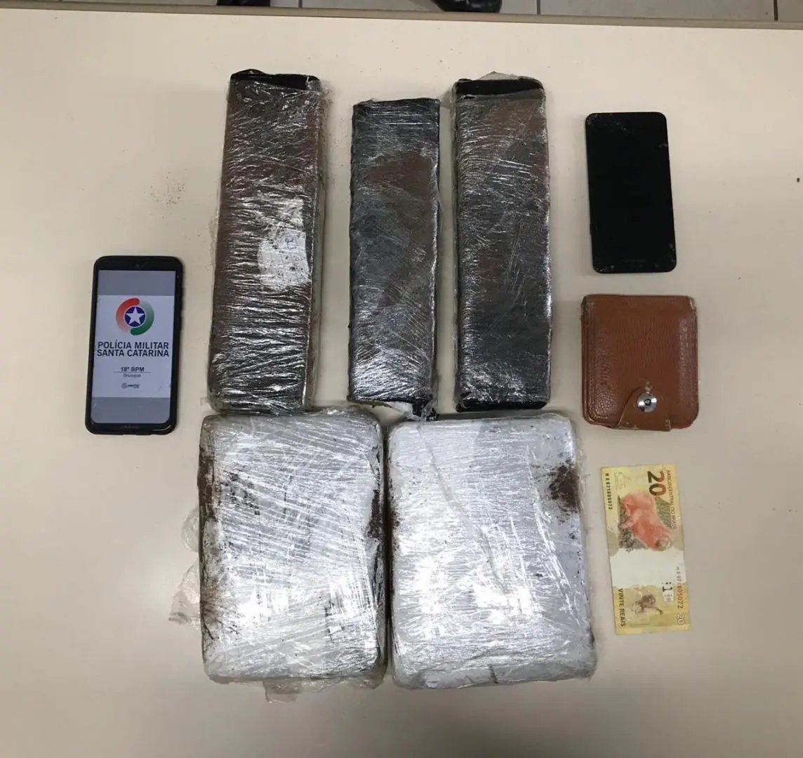Homem &eacute; preso no bairro Limoeiro por tr&aacute;fico de drogas