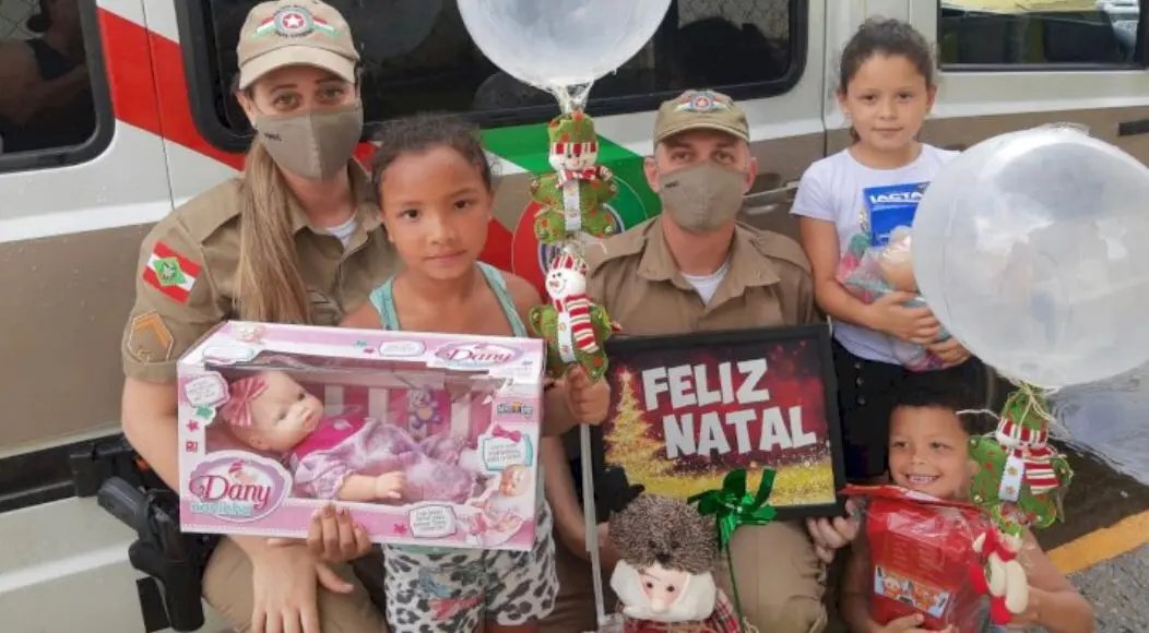 Pol&iacute;cia Militar realiza a&ccedil;&atilde;o natalina em Brusque