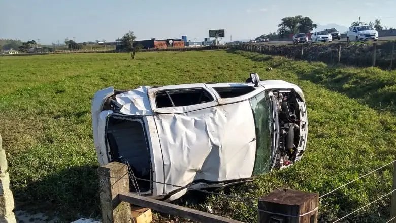 Capotamento na Rodovia Ant&ocirc;nio Heil n&atilde;o deixa feridos