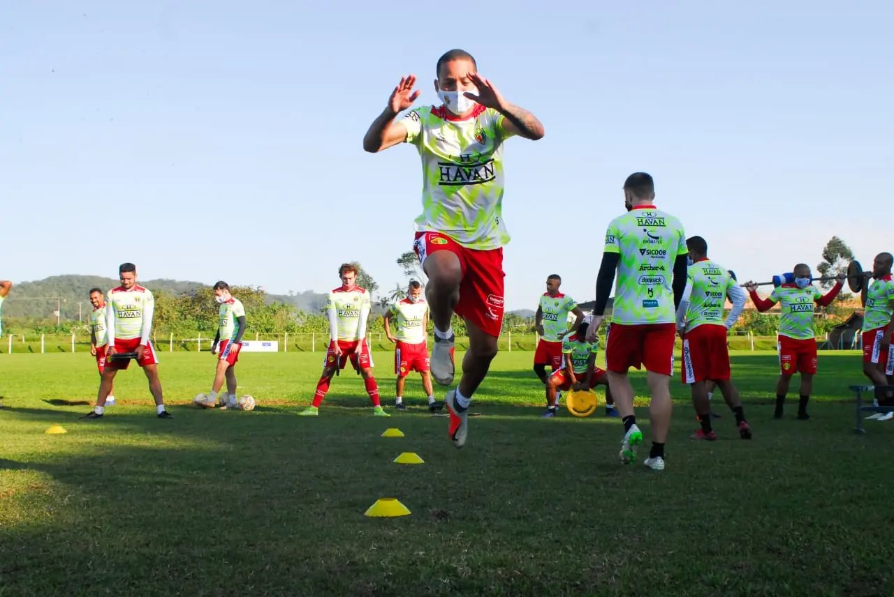 Treino com foco na velocidade e bola a&eacute;rea