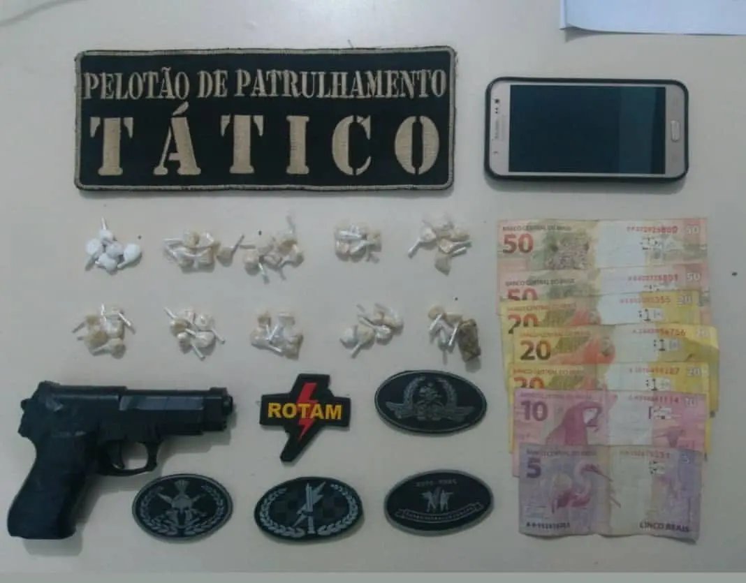 Pedras de crack estavam escondidas no sofá