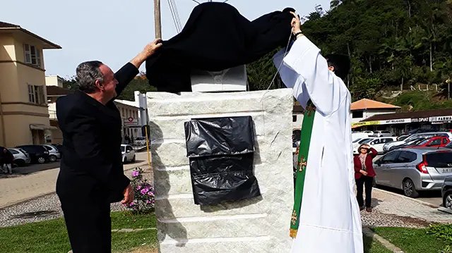 Praça Azambuja recebe busto do Padre Guilherme Klein
