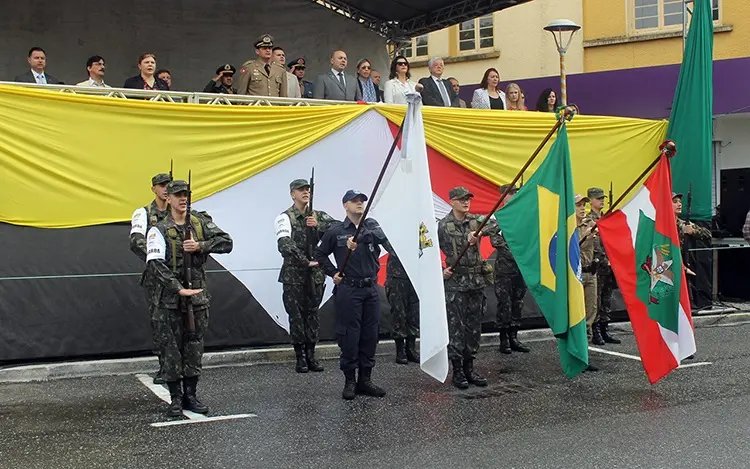 Confira a galeria de fotos do desfile de 4 de agosto