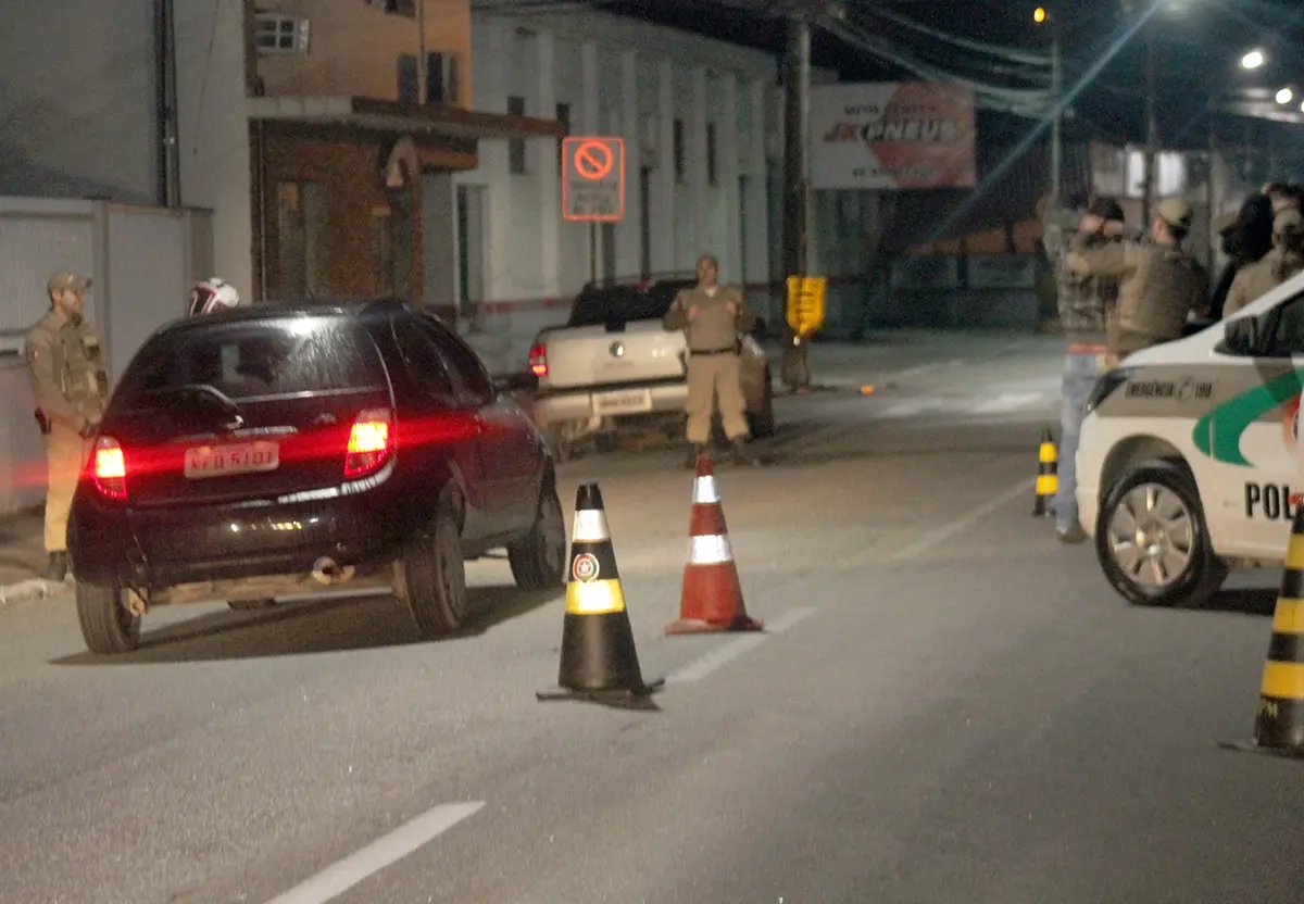 Motociclista é flagrado embriagado e na posse de cocaína em blitz