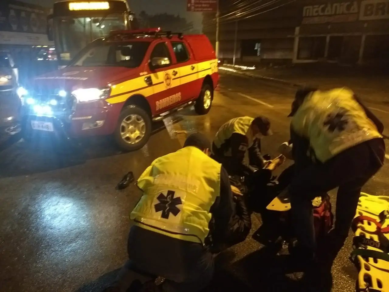 Choque entre carro e moto resulta em piloto ferido na Primeiro de Maio