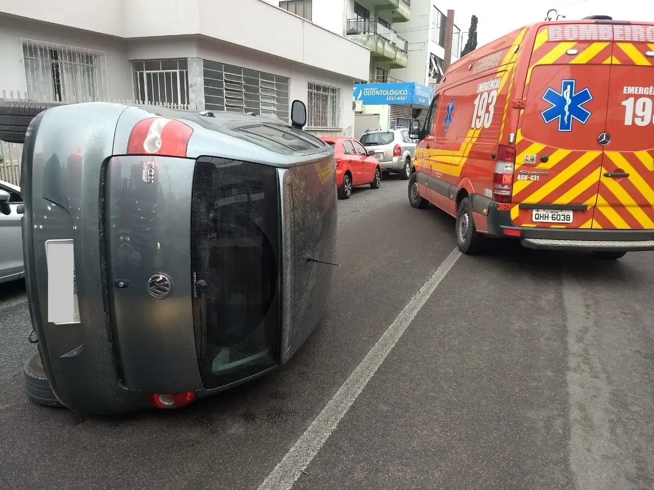 Mulher se fere após capotamento na rua do Centenário