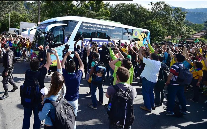 Seleção brasileira é recebida com festa