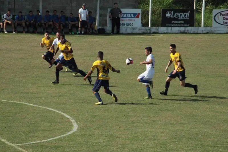 Taíco prega pés no chão para levar Vovô à final da Série C de Juniores