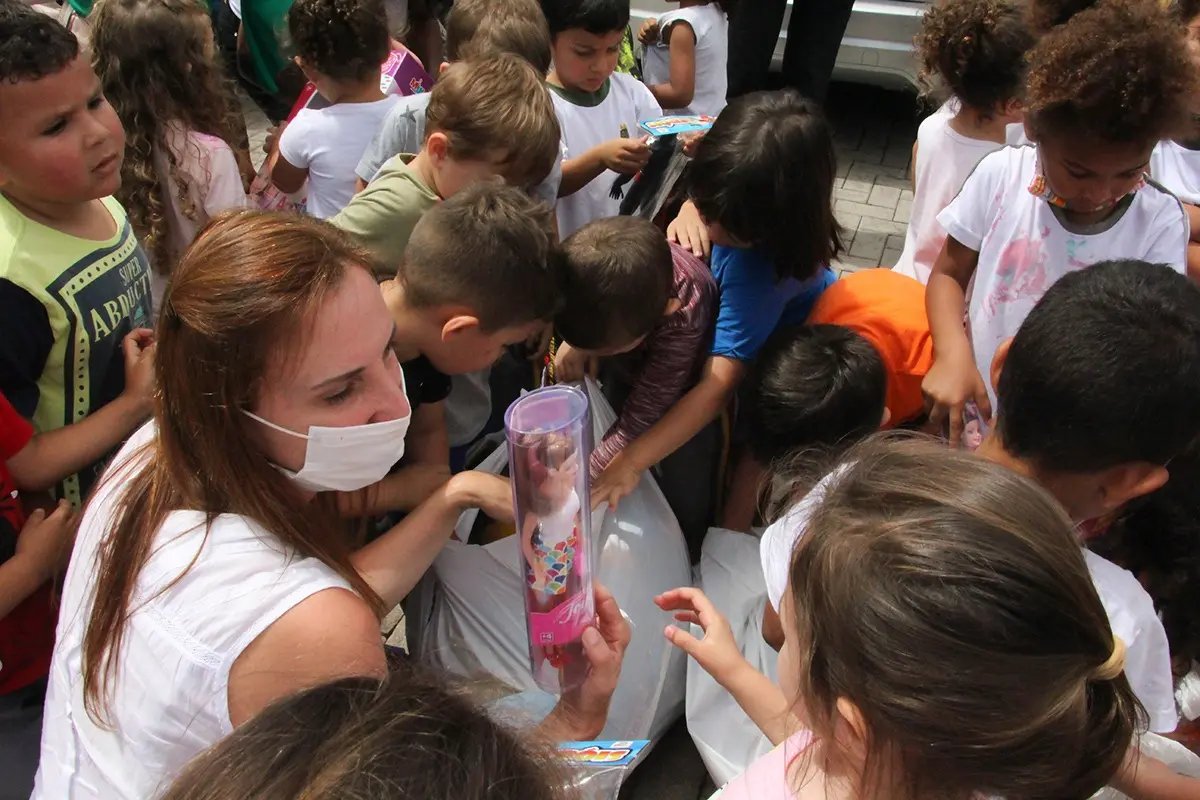 CEI Laura Cattani Leite &eacute; contemplado com entrega de brinquedos da AmpeBr