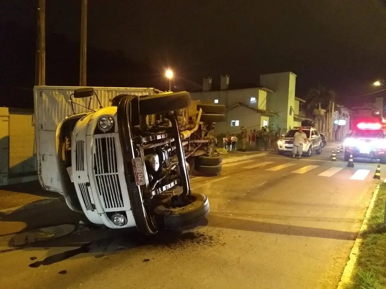 Caminhão tomba na pista na Guilherme Wegner