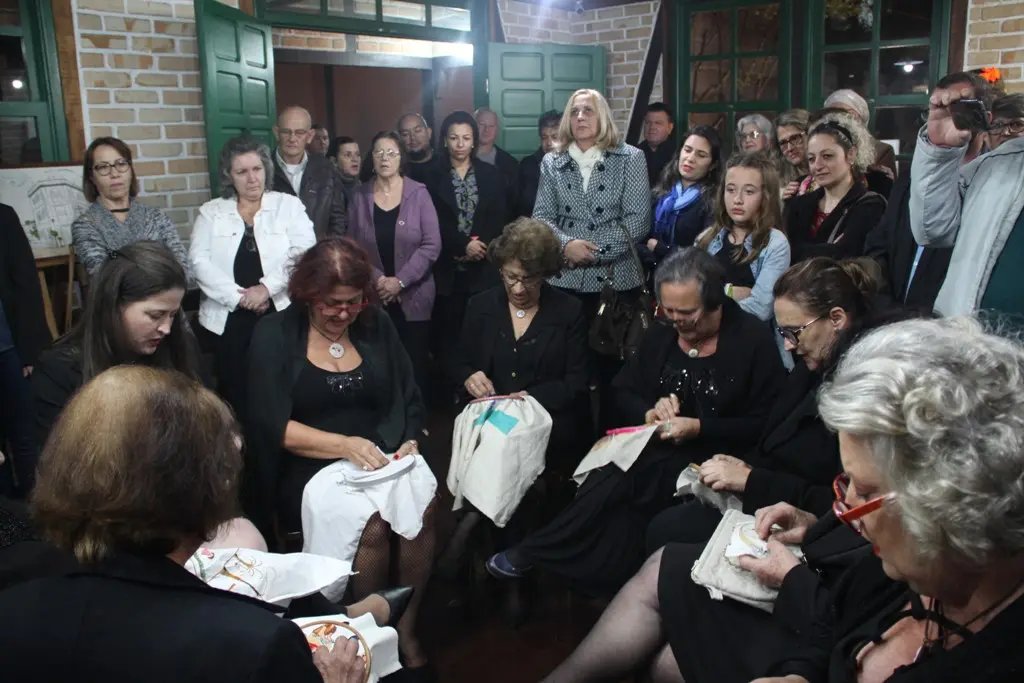 Confraria Bordadeira realiza abertura da Mostra Bordando Brusque Ontem e Hoje