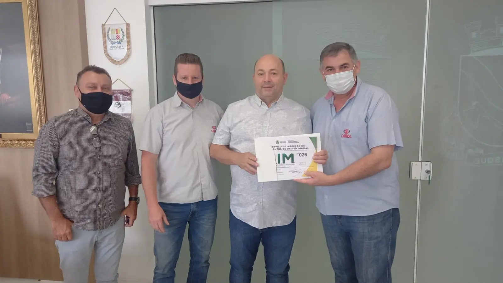 Empres&aacute;rios recebem certificado do Servi&ccedil;o de Inspe&ccedil;&atilde;o Municipal