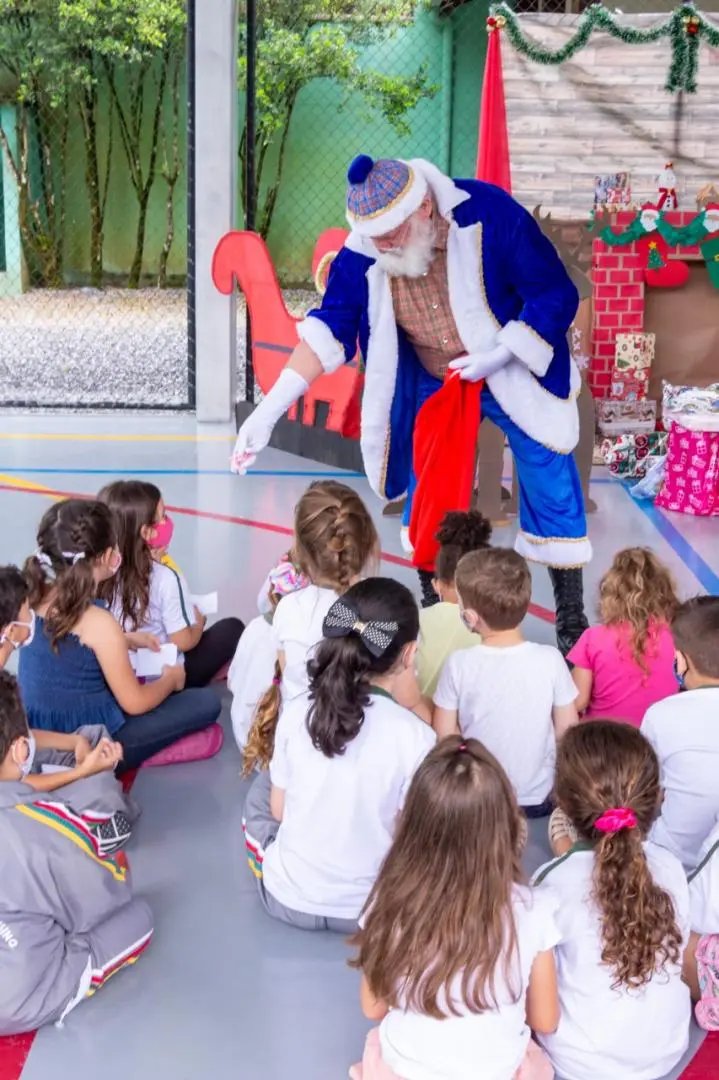 Crian&ccedil;as recebem presentes de padrinhos do Natal Solid&aacute;rio UNIFEBE